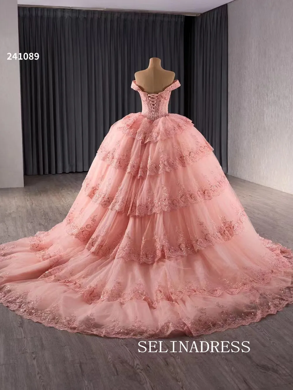 luxury Off-the-Shoulder Lace Quinceanera Dresses Pink Ball Gown Quinceañera Gown 241089