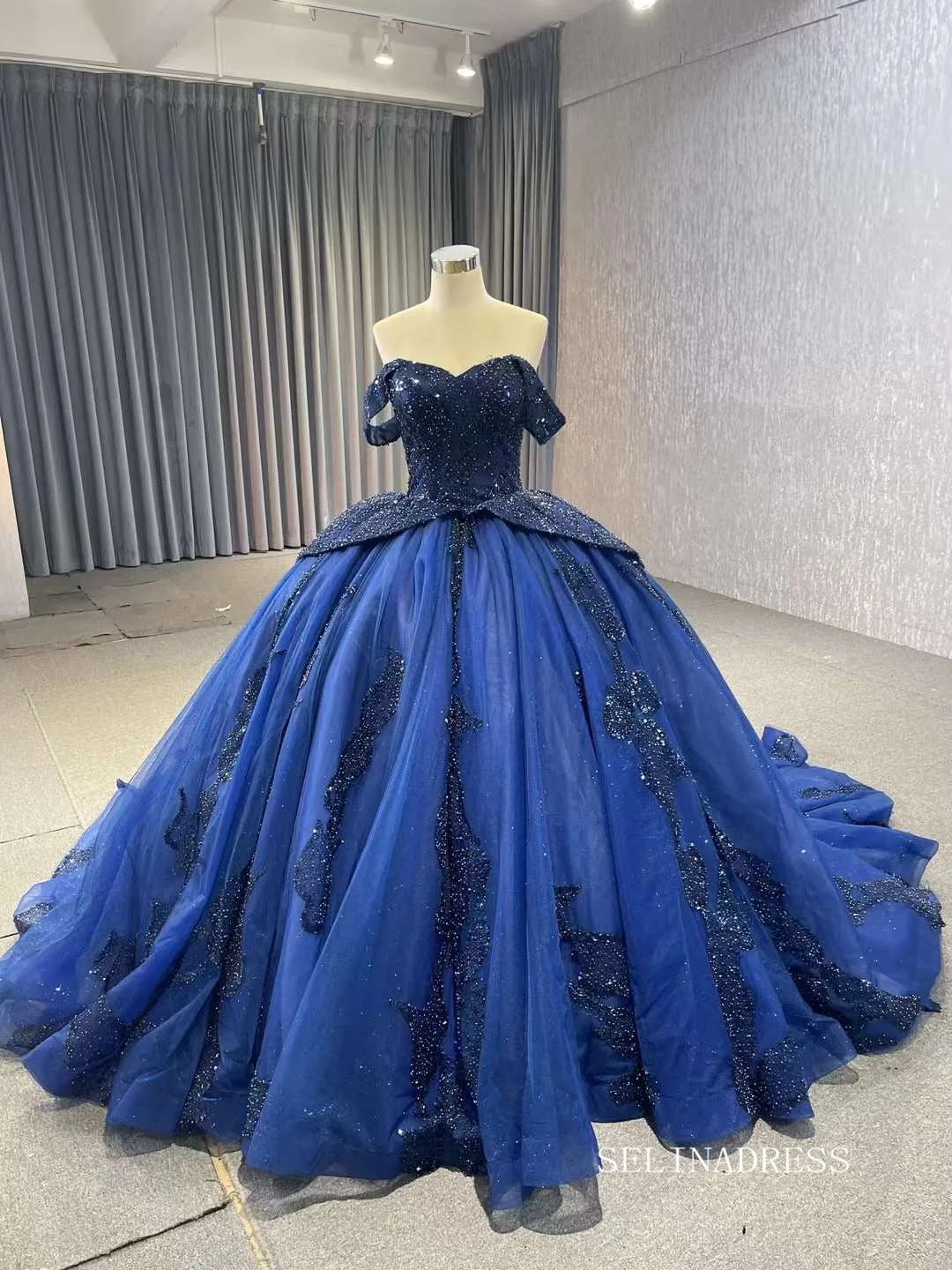 Sparkly Royal Blue Ball Gowns Beaded Sweet 16 Ball Gown Quinceanera Dress 231116