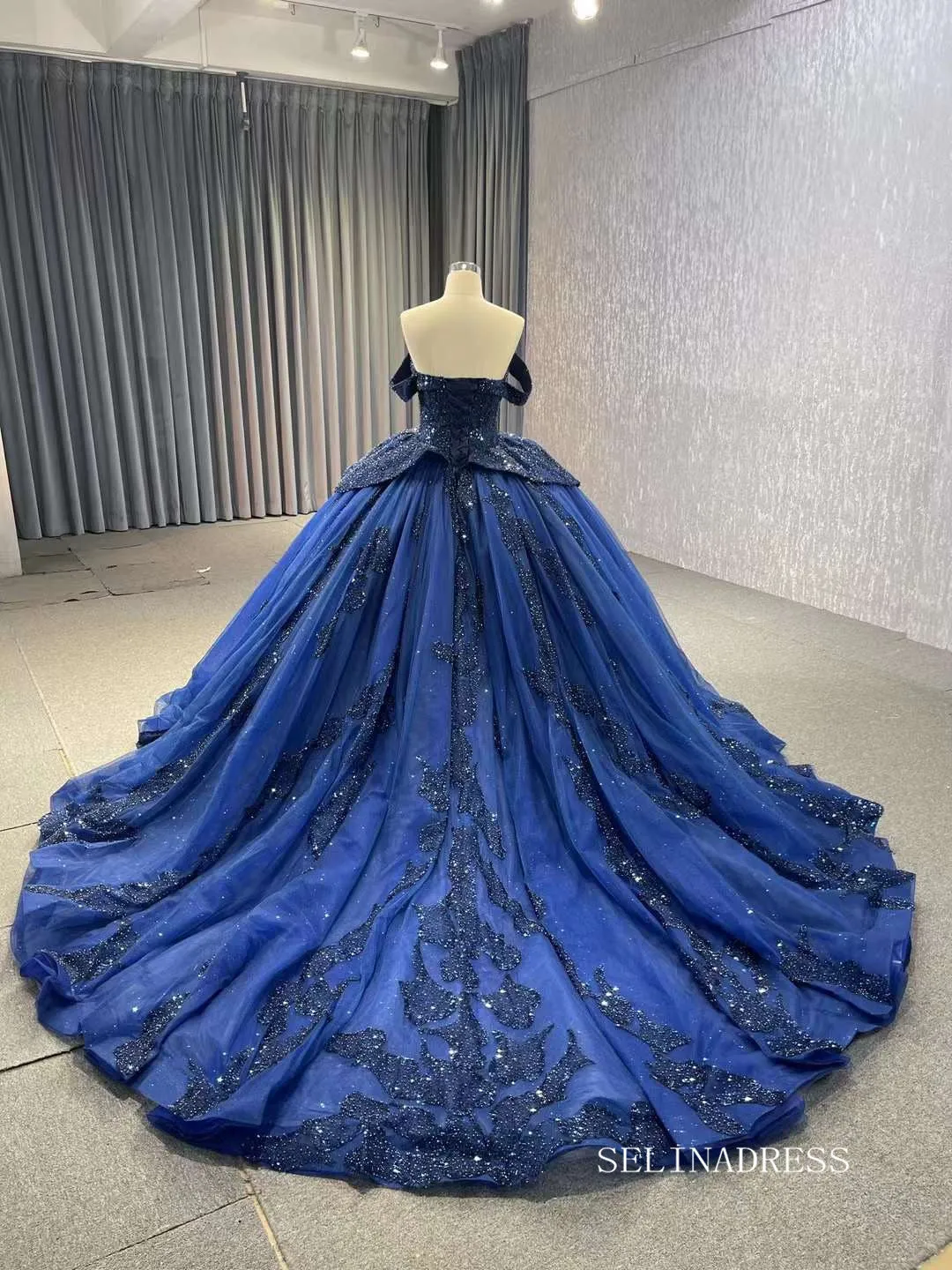 Sparkly Royal Blue Ball Gowns Beaded Sweet 16 Ball Gown Quinceanera Dress 231116